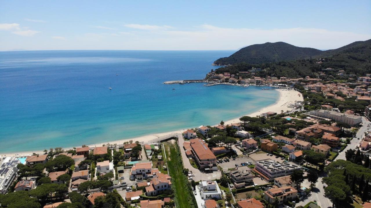 Appartamenti Sabbia - Zona Mare Con Terrazze, Clima, E Posti Auto Marina di Campo Bagian luar foto
